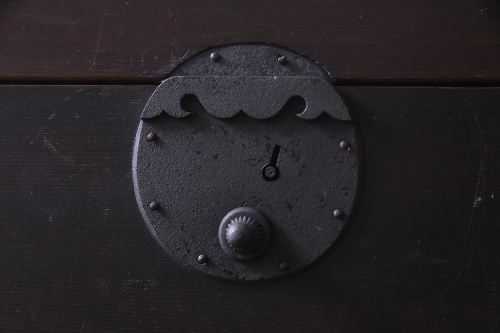 アンティーク家具　和製アンティーク　ヒノキ材　濃い色合いとなめらかな木目の帳場箪笥(時代箪笥、和タンス)