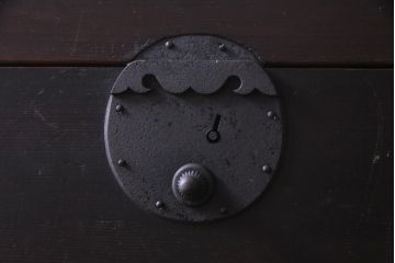 アンティーク家具　和製アンティーク　ヒノキ材　濃い色合いとなめらかな木目の帳場箪笥(時代箪笥、和タンス)