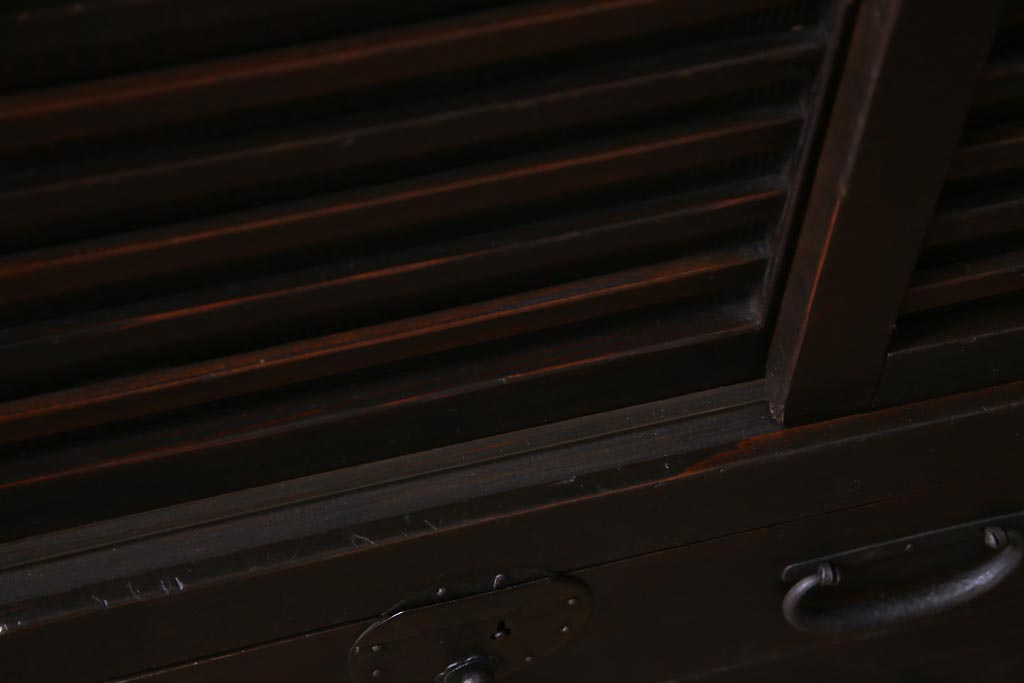 アンティーク家具　和製アンティーク　ヒノキ材　濃い色合いとなめらかな木目の帳場箪笥(時代箪笥、和タンス)