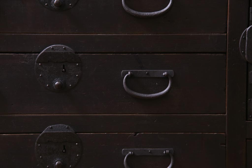 アンティーク家具　和製アンティーク　ヒノキ材　濃い色合いとなめらかな木目の帳場箪笥(時代箪笥、和タンス)