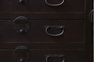 アンティーク家具　和製アンティーク　ヒノキ材　濃い色合いとなめらかな木目の帳場箪笥(時代箪笥、和タンス)