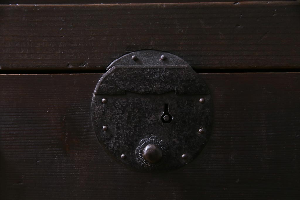 アンティーク家具　和製アンティーク　ヒノキ材　濃い色合いとなめらかな木目の帳場箪笥(時代箪笥、和タンス)