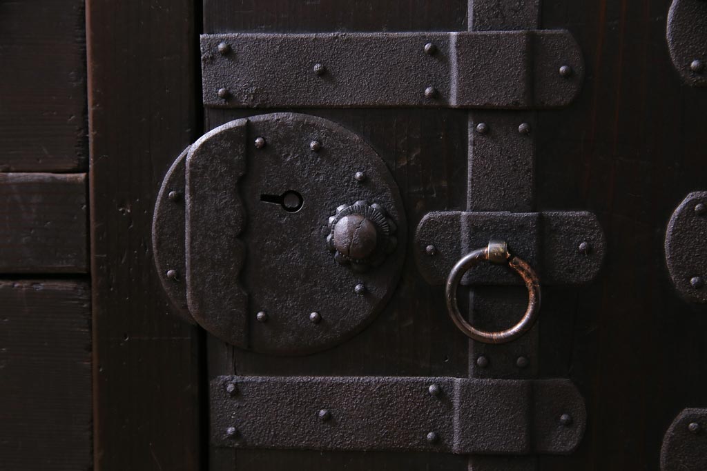 アンティーク家具　和製アンティーク　ヒノキ材　濃い色合いとなめらかな木目の帳場箪笥(時代箪笥、和タンス)