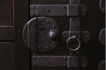 アンティーク家具　和製アンティーク　ヒノキ材　濃い色合いとなめらかな木目の帳場箪笥(時代箪笥、和タンス)