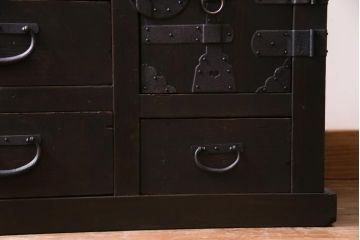 アンティーク家具　和製アンティーク　ヒノキ材　濃い色合いとなめらかな木目の帳場箪笥(時代箪笥、和タンス)