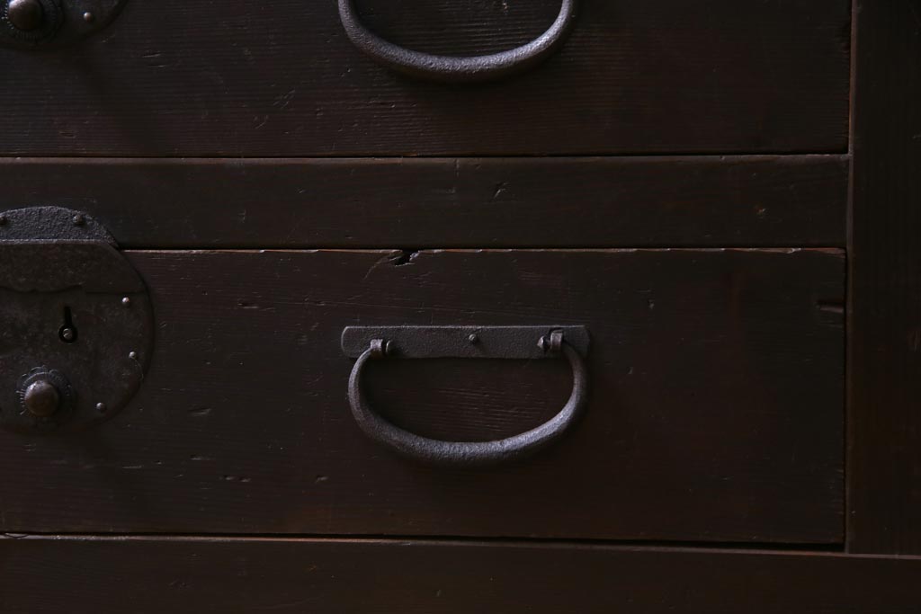 アンティーク家具　和製アンティーク　ヒノキ材　濃い色合いとなめらかな木目の帳場箪笥(時代箪笥、和タンス)