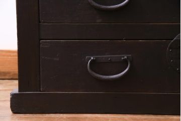 アンティーク家具　和製アンティーク　ヒノキ材　濃い色合いとなめらかな木目の帳場箪笥(時代箪笥、和タンス)