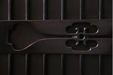ラフジュ工房オリジナル　透かし彫りが上品な引き戸のリメイク収納棚(戸棚)