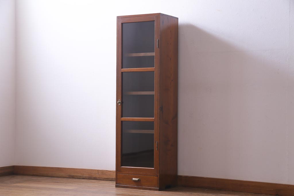 レトロ家具　昭和レトロ　スリムな縦型のデザインが魅力的なキャビネット(収納棚、ディスプレイラック)