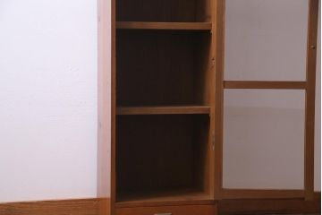 レトロ家具　昭和レトロ　スリムな縦型のデザインが魅力的なキャビネット(収納棚、ディスプレイラック)