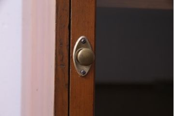 レトロ家具　昭和レトロ　スリムな縦型のデザインが魅力的なキャビネット(収納棚、ディスプレイラック)