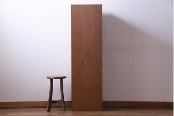 レトロ家具　昭和レトロ　スリムな縦型のデザインが魅力的なキャビネット(収納棚、ディスプレイラック)