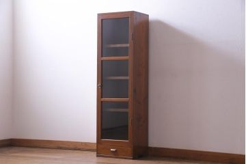 レトロ家具　昭和レトロ　スリムな縦型のデザインが魅力的なキャビネット(収納棚、ディスプレイラック)