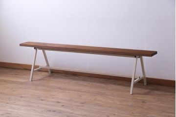 アンティーク家具　昭和中期　ペイント家具　ナチュラルな雰囲気が温かみを感じる鉄脚ベンチ(飾り台)