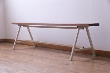 アンティーク家具　昭和中期　ペイント家具　ナチュラルな雰囲気が温かみを感じる鉄脚ベンチ(飾り台)