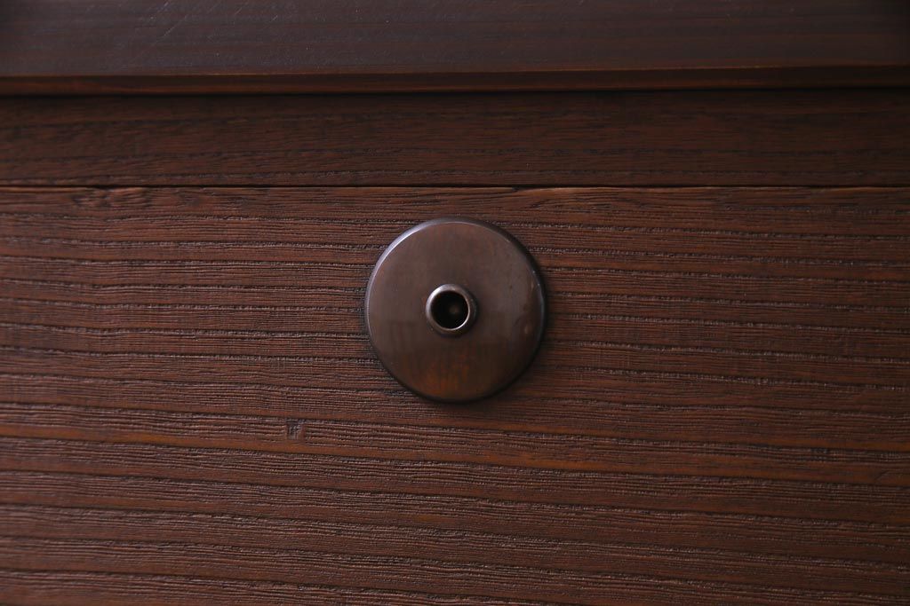 アンティーク家具　和製アンティーク　鉄脚付リメイク　総桐材　埋め込み式の銅金具が目を引く箪笥ローボード(リビングボード、チェスト、和タンス)