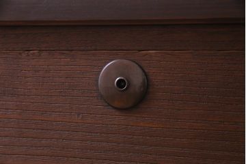 アンティーク家具　和製アンティーク　鉄脚付リメイク　総桐材　埋め込み式の銅金具が目を引く箪笥ローボード(リビングボード、チェスト、和タンス)