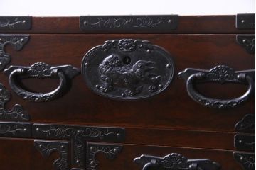 中古　伝統家具　仙台箪笥　唐獅子　豪華な金具が迫力のある片開き小箪笥(引き出し)