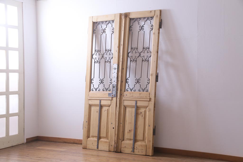 フランスアンティーク　両開き　アイアングリルがおしゃれな木製2枚扉(ドア1対、建具)