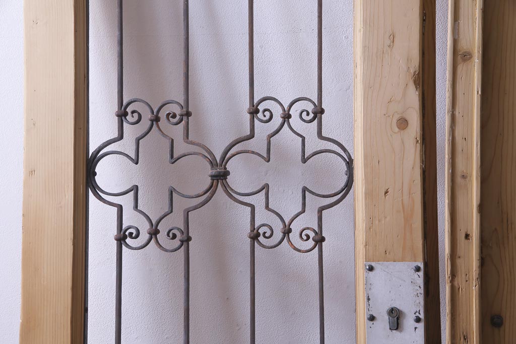 フランスアンティーク　両開き　アイアングリルがおしゃれな木製2枚扉(ドア1対、建具)