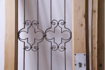フランスアンティーク　両開き　アイアングリルがおしゃれな木製2枚扉(ドア1対、建具)