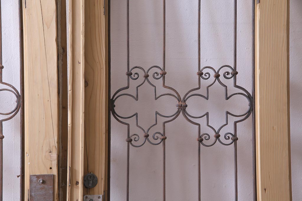 フランスアンティーク　両開き　アイアングリルがおしゃれな木製2枚扉(ドア1対、建具)