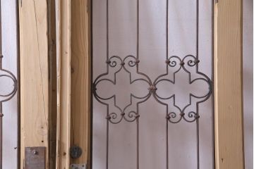 フランスアンティーク　両開き　アイアングリルがおしゃれな木製2枚扉(ドア1対、建具)