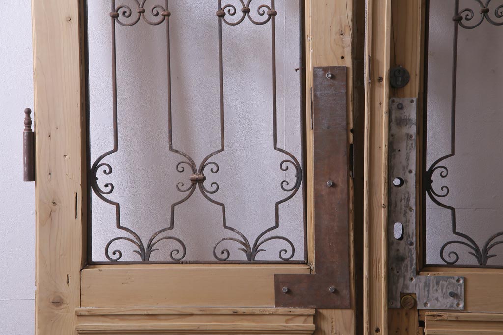 フランスアンティーク　両開き　アイアングリルがおしゃれな木製2枚扉(ドア1対、建具)