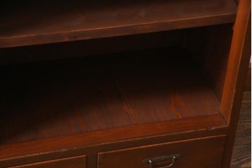 レトロ家具　昭和初期　赤みがかった木の色合いがレトロな引き出し付き本棚(収納棚、ブックシェルフ)