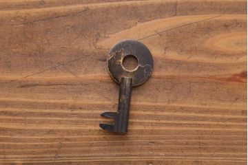 アンティーク家具　和製アンティーク　ヒノキ材　すっきりとした佇まいの刀箪笥ローチェスト(ローボード、和タンス)