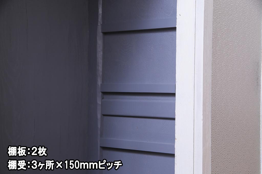 ペイント家具　淡いカラーがレトロな雰囲気を醸し出すキャビネット(本箱、収納棚)