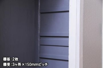 ペイント家具　淡いカラーがレトロな雰囲気を醸し出すキャビネット(本箱、収納棚)
