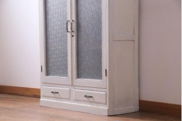 ペイント家具　淡いカラーがレトロな雰囲気を醸し出すキャビネット(本箱、収納棚)
