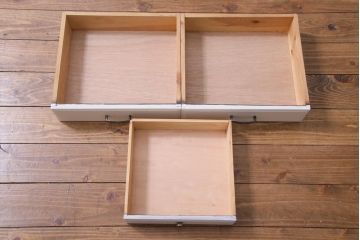 ペイント家具　淡いカラーがレトロな雰囲気を醸し出すキャビネット(本箱、収納棚)