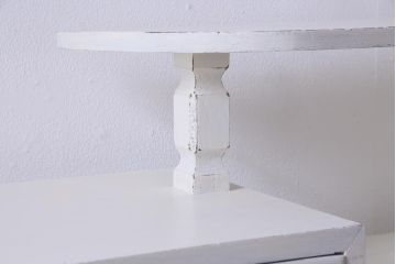 ペイント家具　淡いカラーがレトロな雰囲気を醸し出すキャビネット(本箱、収納棚)