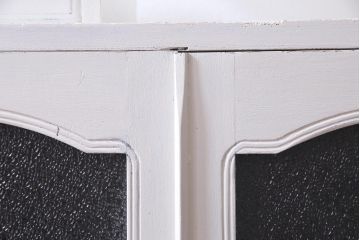 ペイント家具　淡いカラーがレトロな雰囲気を醸し出すキャビネット(本箱、収納棚)