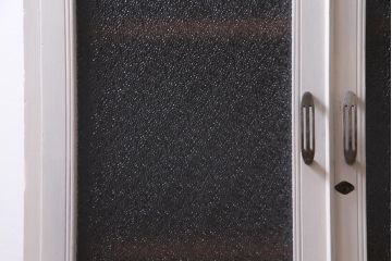 ペイント家具　淡いカラーがレトロな雰囲気を醸し出すキャビネット(本箱、収納棚)