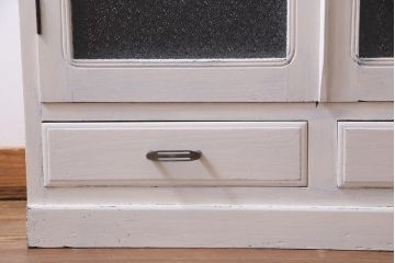ペイント家具　淡いカラーがレトロな雰囲気を醸し出すキャビネット(本箱、収納棚)