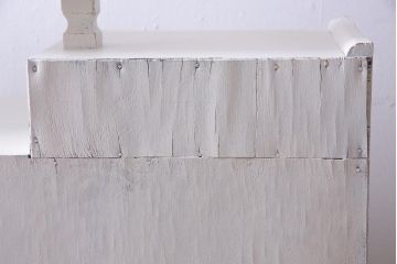 ペイント家具　淡いカラーがレトロな雰囲気を醸し出すキャビネット(本箱、収納棚)