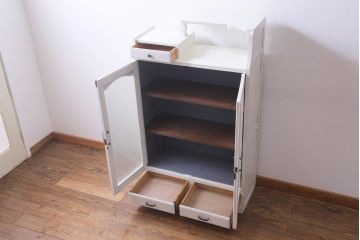 ペイント家具　淡いカラーがレトロな雰囲気を醸し出すキャビネット(本箱、収納棚)