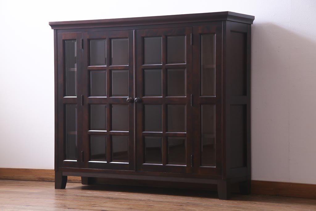 中古　北海道民芸家具　脚付き　使いやすいサイズへと生まれ変わったシックなリメイクサイドボード(食器棚、収納棚)