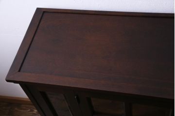 中古　北海道民芸家具　脚付き　使いやすいサイズへと生まれ変わったシックなリメイクサイドボード(食器棚、収納棚)