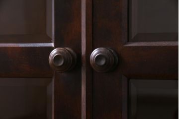 中古　北海道民芸家具　脚付き　使いやすいサイズへと生まれ変わったシックなリメイクサイドボード(食器棚、収納棚)