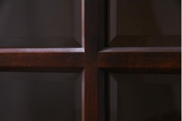 中古　北海道民芸家具　脚付き　使いやすいサイズへと生まれ変わったシックなリメイクサイドボード(食器棚、収納棚)