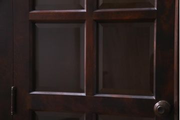 中古　北海道民芸家具　脚付き　使いやすいサイズへと生まれ変わったシックなリメイクサイドボード(食器棚、収納棚)