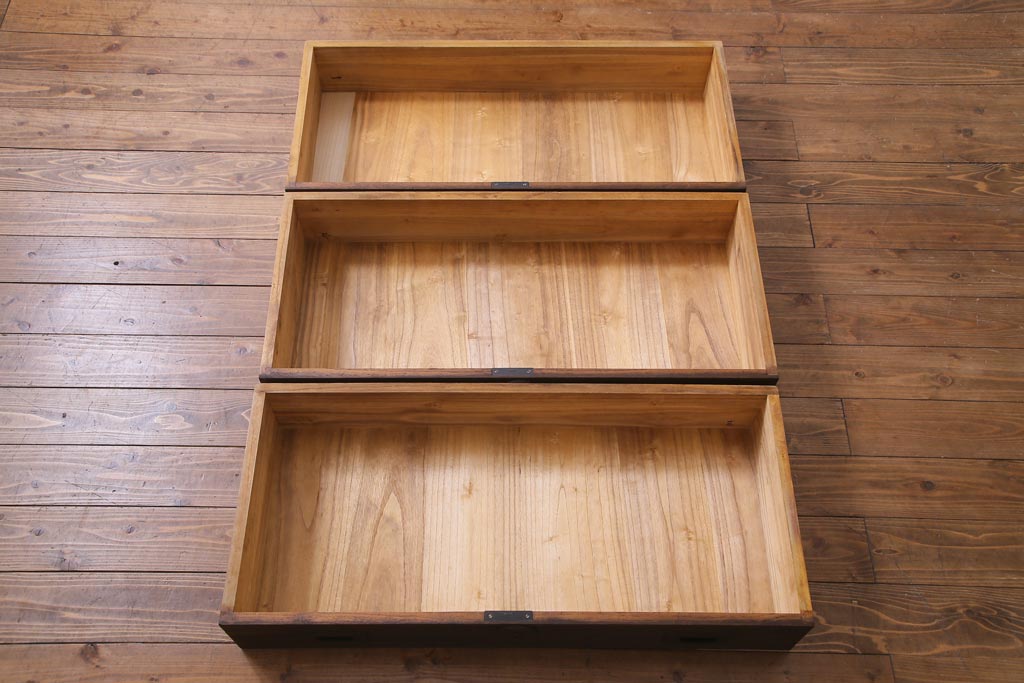 アンティーク家具　和製アンティーク　鉄脚付き　総桐材　モダンな引手が注目を集めるリメイク箪笥ローボード(リビングボード、桐箪笥、桐たんす)