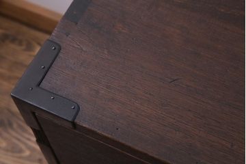 アンティーク家具　和製アンティーク　鉄脚付き　総桐材　モダンな引手が注目を集めるリメイク箪笥ローボード(リビングボード、桐箪笥、桐たんす)