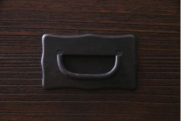 アンティーク家具　和製アンティーク　鉄脚付き　総桐材　モダンな引手が注目を集めるリメイク箪笥ローボード(リビングボード、桐箪笥、桐たんす)