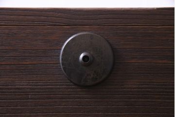アンティーク家具　和製アンティーク　鉄脚付き　総桐材　モダンな引手が注目を集めるリメイク箪笥ローボード(リビングボード、桐箪笥、桐たんす)
