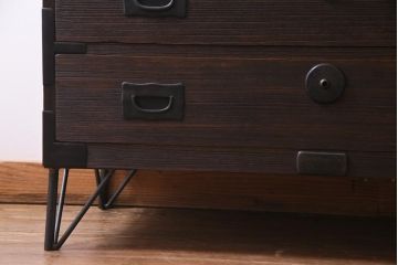 アンティーク家具　和製アンティーク　鉄脚付き　総桐材　モダンな引手が注目を集めるリメイク箪笥ローボード(リビングボード、桐箪笥、桐たんす)